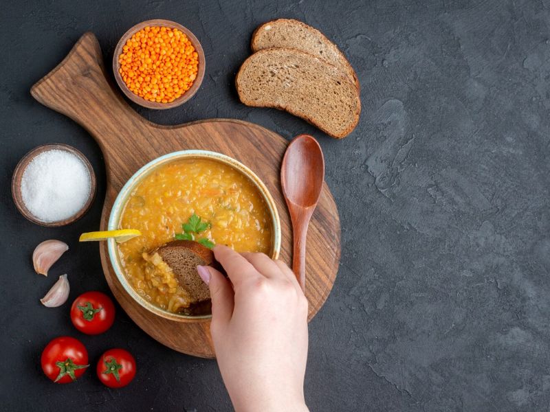 Lentil soup with a whole-wheat bread roll 